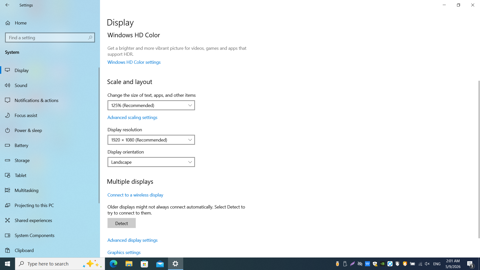 Windows 10 Display settings: Scale and layout with scaling percentage, display resolution, and orientation